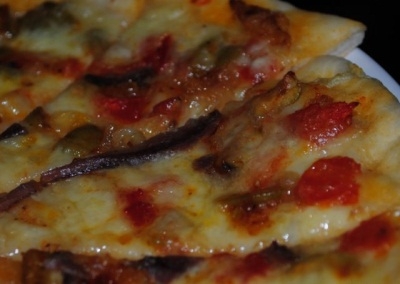 готова піца з анчоусами