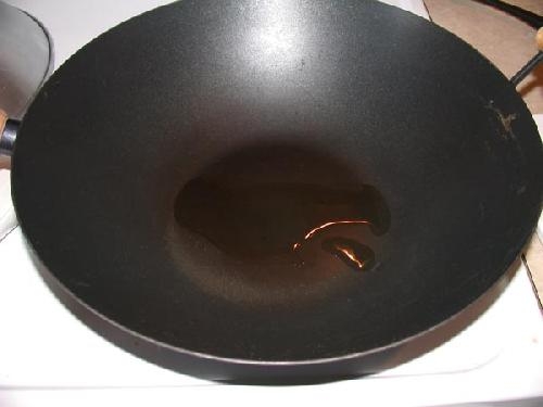 оливкову олію на сковороді