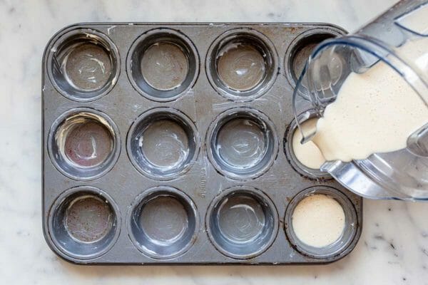  Вылейте тесто для всплывающих окон в смазанную маслом форму для маффинов, чтобы получить рецепт всплывающих окон. 