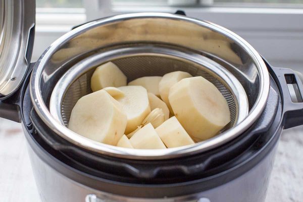  Поместите пароварку с нарезанным картофелем во вставку для картофеля быстрого приготовления 