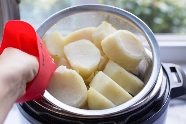  Удалите корзину пароварки с картофелем. , слейте воду и снова добавьте картофель в горшок быстрого приготовления 