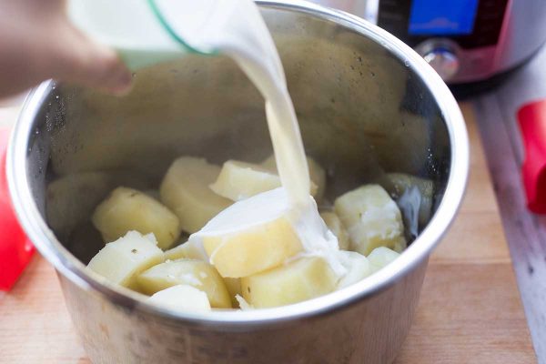  Добавьте сливки для приготовления картофельного пюре быстрого приготовления 