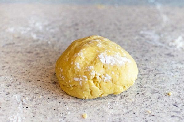  Тесто для слоеного печенья с маслом, установленное на прилавке. 