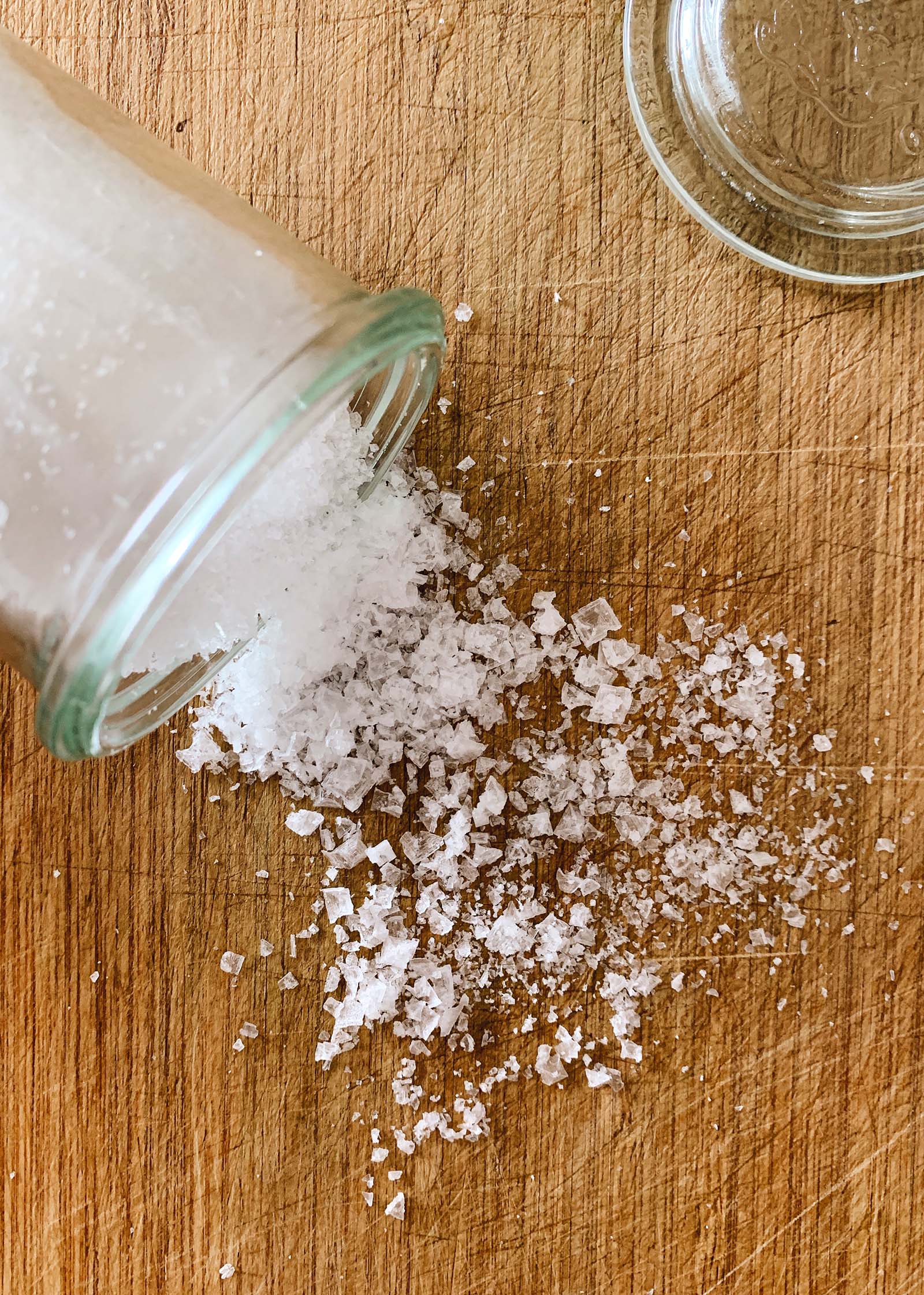  Что такое хлопья морской соли? Морская соль Малдона пролилась из банки на прилавок. 