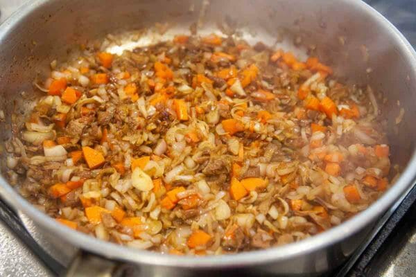  приготовьте лук-шалот и морковь для бургундской говядины 