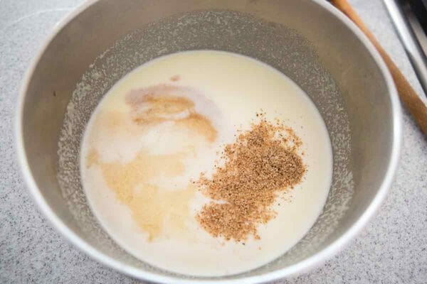  Добавьте ванильный экстракт, мускатный орех и бурбон или ром для рецепта яичного гоголя 