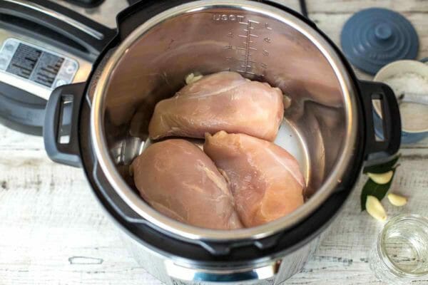  три сырые куриные грудки поместите в горшок быстрого приготовления 