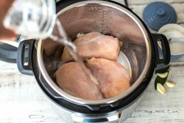  залейте воду для курицы быстрого приготовления по куриным грудкам 