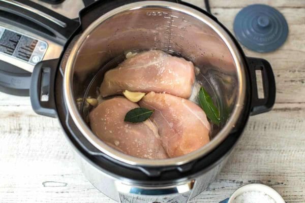  Добавьте чеснок и лавровый лист для курицы быстрого приготовления. 