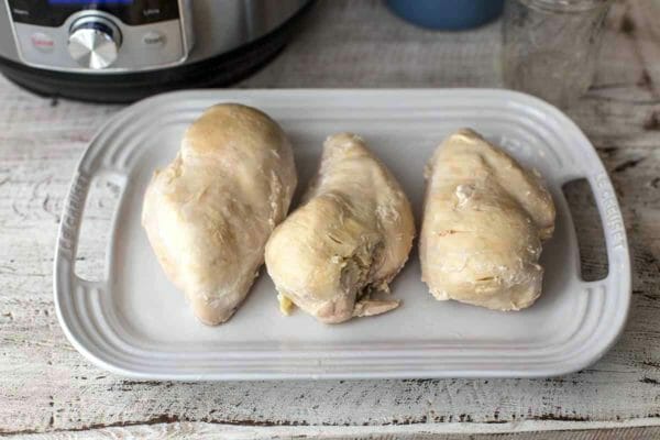  Охладите куриные грудки быстрого приготовления, затем нарежьте кусочками или кубиками по мере необходимости 