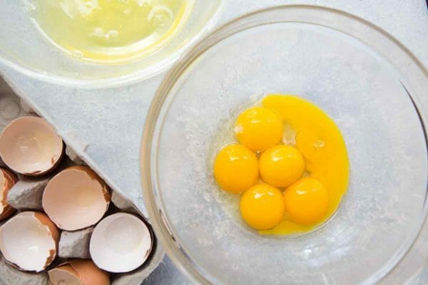  Разделите яичные желтки и белок для рецепта гоголь-моголь 